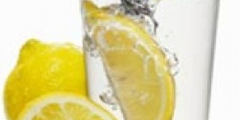 Perchè è consigliato bere acqua e limone ?